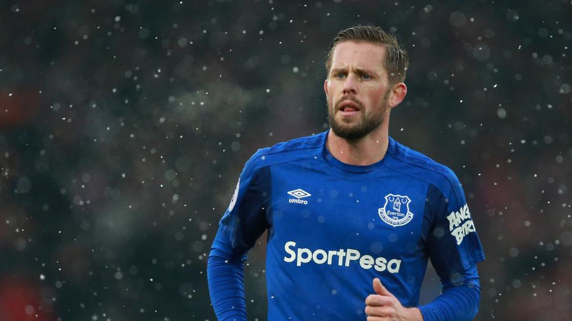 “球场内外：运动员的多彩生活展开”，运动员在球场训练形容词